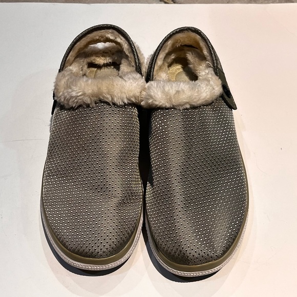 Hsyooes Women's Gray Faux Fur Plush Lined Clogs Winter Slippers Size 37/6.5 - Picture 2 of 8